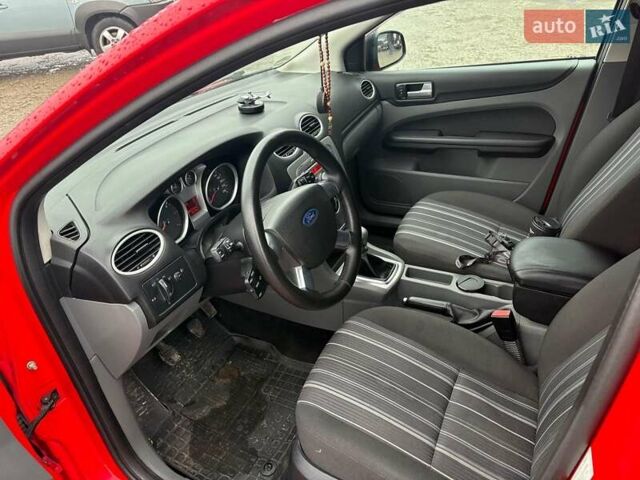 Красный Форд Фокус, объемом двигателя 1.6 л и пробегом 206 тыс. км за 4540 $, фото 17 на Automoto.ua