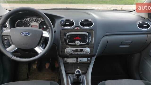 Красный Форд Фокус, объемом двигателя 1.8 л и пробегом 350 тыс. км за 4900 $, фото 11 на Automoto.ua