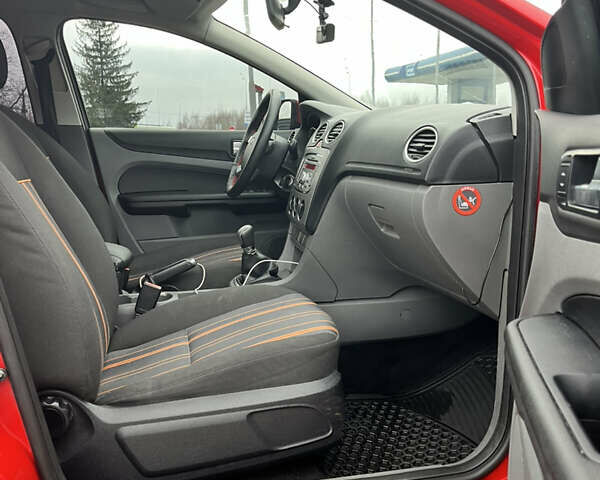 Красный Форд Фокус, объемом двигателя 1.56 л и пробегом 295 тыс. км за 5299 $, фото 11 на Automoto.ua