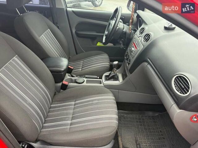 Красный Форд Фокус, объемом двигателя 1.6 л и пробегом 206 тыс. км за 4540 $, фото 24 на Automoto.ua