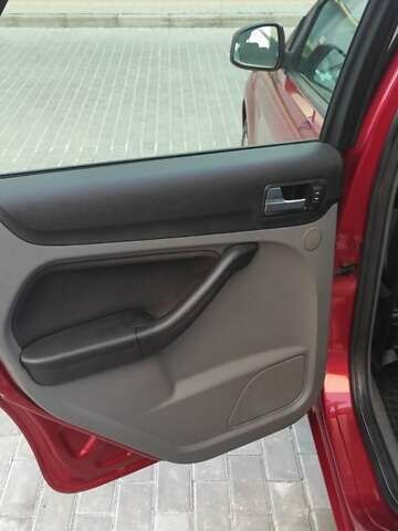 Красный Форд Фокус, объемом двигателя 1.8 л и пробегом 350 тыс. км за 4900 $, фото 9 на Automoto.ua