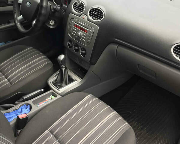 Красный Форд Фокус, объемом двигателя 1.56 л и пробегом 167 тыс. км за 4500 $, фото 7 на Automoto.ua