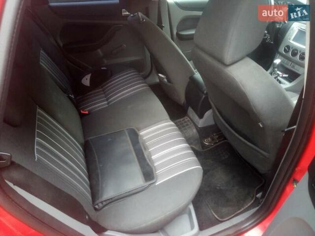 Красный Форд Фокус, объемом двигателя 1.6 л и пробегом 220 тыс. км за 5500 $, фото 1 на Automoto.ua
