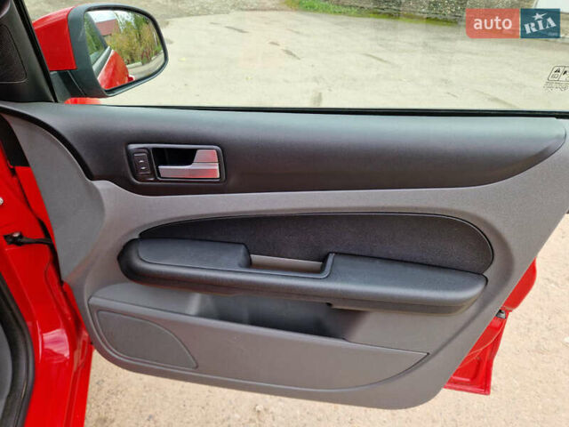 Червоний Форд Фокус, об'ємом двигуна 1.6 л та пробігом 260 тис. км за 4500 $, фото 20 на Automoto.ua