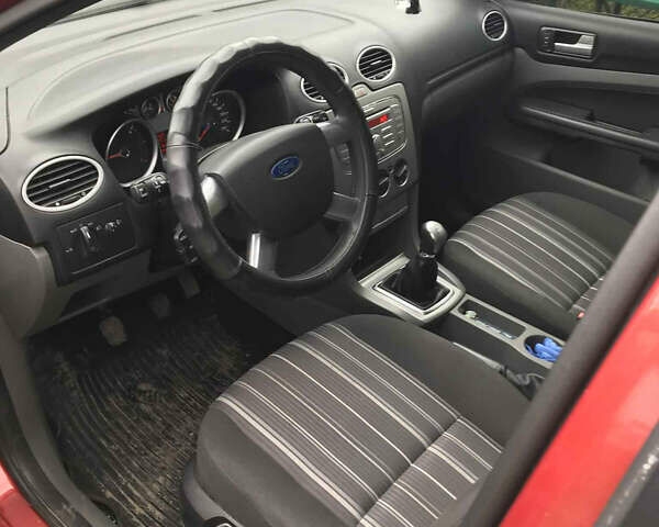 Красный Форд Фокус, объемом двигателя 1.56 л и пробегом 167 тыс. км за 4500 $, фото 6 на Automoto.ua