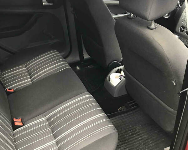 Красный Форд Фокус, объемом двигателя 1.56 л и пробегом 167 тыс. км за 4500 $, фото 13 на Automoto.ua