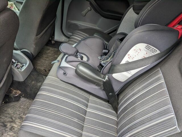 Красный Форд Фокус, объемом двигателя 1.6 л и пробегом 160 тыс. км за 3500 $, фото 5 на Automoto.ua