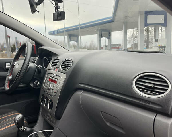 Красный Форд Фокус, объемом двигателя 1.56 л и пробегом 295 тыс. км за 5299 $, фото 12 на Automoto.ua