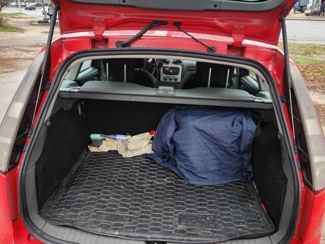 Красный Форд Фокус, объемом двигателя 1.6 л и пробегом 10 тыс. км за 5500 $, фото 7 на Automoto.ua