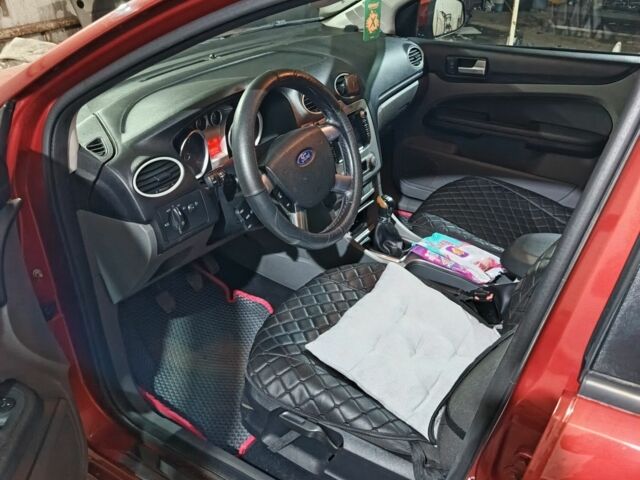 Красный Форд Фокус, объемом двигателя 1.8 л и пробегом 300 тыс. км за 5600 $, фото 2 на Automoto.ua