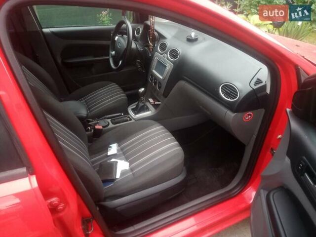 Красный Форд Фокус, объемом двигателя 1.6 л и пробегом 220 тыс. км за 5500 $, фото 2 на Automoto.ua