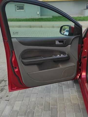 Красный Форд Фокус, объемом двигателя 1.8 л и пробегом 350 тыс. км за 4900 $, фото 8 на Automoto.ua