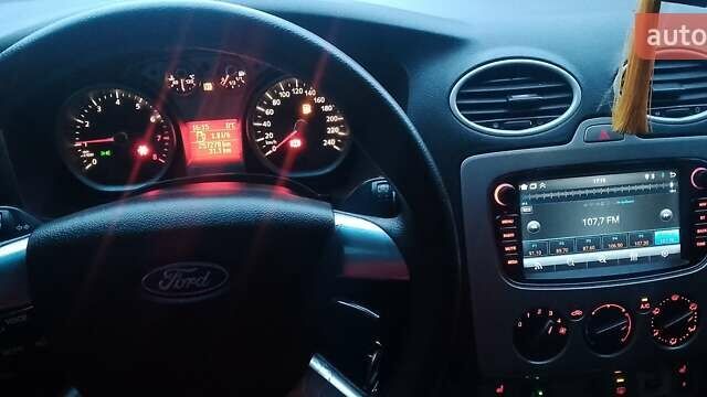 Червоний Форд Фокус, об'ємом двигуна 1.8 л та пробігом 257 тис. км за 4400 $, фото 5 на Automoto.ua