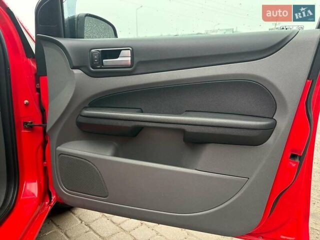 Красный Форд Фокус, объемом двигателя 1.6 л и пробегом 206 тыс. км за 4540 $, фото 27 на Automoto.ua