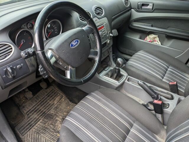 Красный Форд Фокус, объемом двигателя 1.6 л и пробегом 160 тыс. км за 3500 $, фото 4 на Automoto.ua