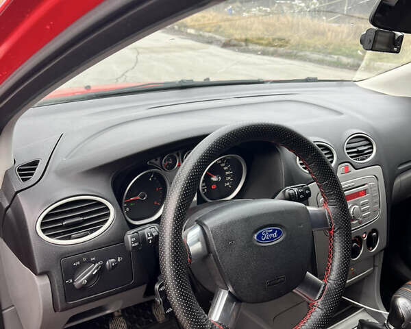 Красный Форд Фокус, объемом двигателя 1.56 л и пробегом 295 тыс. км за 5299 $, фото 15 на Automoto.ua