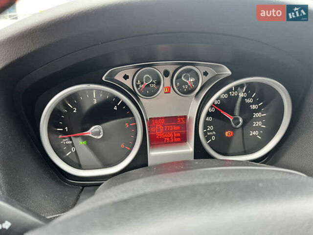 Красный Форд Фокус, объемом двигателя 1.56 л и пробегом 295 тыс. км за 5299 $, фото 16 на Automoto.ua