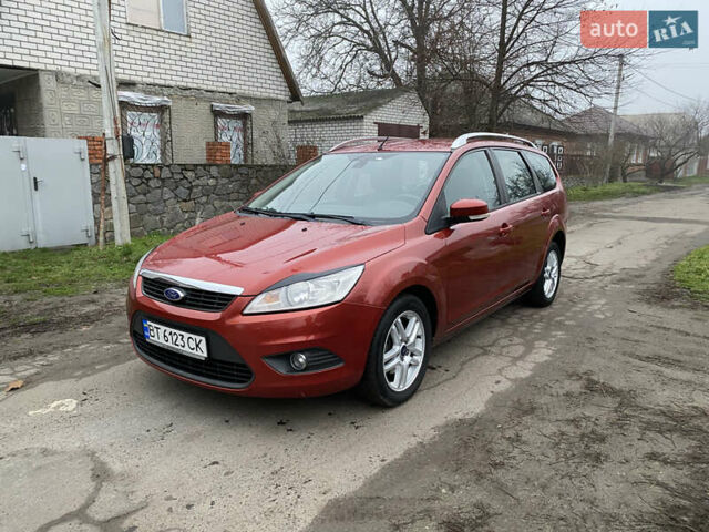 Красный Форд Фокус, объемом двигателя 1.8 л и пробегом 179 тыс. км за 5500 $, фото 1 на Automoto.ua