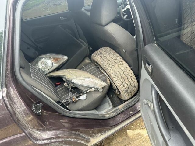 Красный Форд Фокус, объемом двигателя 1.6 л и пробегом 240 тыс. км за 1750 $, фото 5 на Automoto.ua