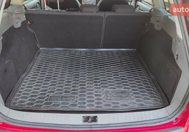 Красный Форд Фокус, объемом двигателя 1.6 л и пробегом 238 тыс. км за 6100 $, фото 3 на Automoto.ua