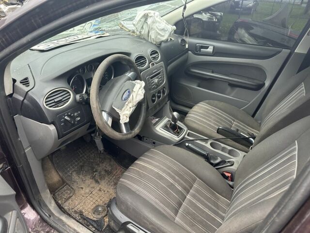 Красный Форд Фокус, объемом двигателя 1.6 л и пробегом 240 тыс. км за 1750 $, фото 3 на Automoto.ua