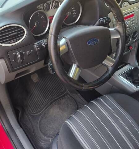 Красный Форд Фокус, объемом двигателя 1.6 л и пробегом 238 тыс. км за 6100 $, фото 4 на Automoto.ua