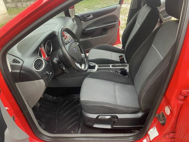 Красный Форд Фокус, объемом двигателя 1.6 л и пробегом 300 тыс. км за 6000 $, фото 20 на Automoto.ua