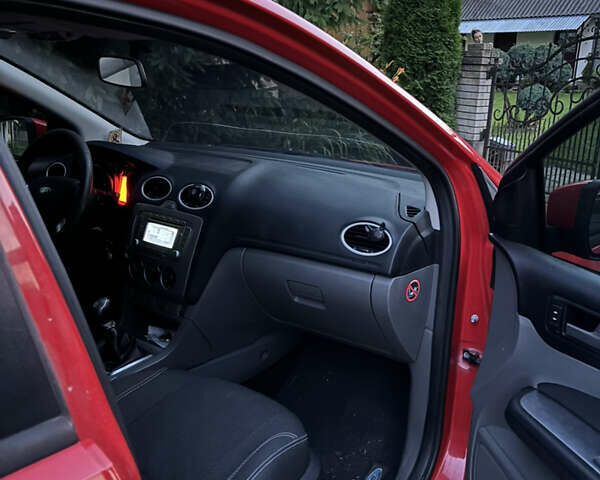 Червоний Форд Фокус, об'ємом двигуна 1.6 л та пробігом 256 тис. км за 6000 $, фото 7 на Automoto.ua