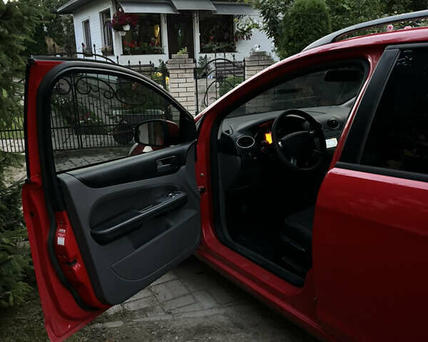 Червоний Форд Фокус, об'ємом двигуна 1.6 л та пробігом 256 тис. км за 6000 $, фото 4 на Automoto.ua