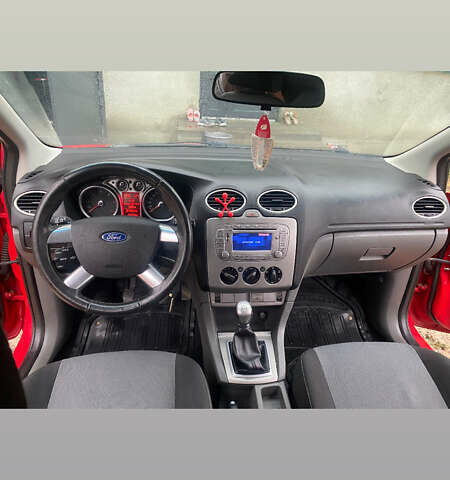 Красный Форд Фокус, объемом двигателя 1.6 л и пробегом 327 тыс. км за 5200 $, фото 4 на Automoto.ua