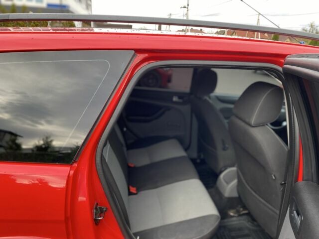 Красный Форд Фокус, объемом двигателя 1.6 л и пробегом 300 тыс. км за 6000 $, фото 8 на Automoto.ua