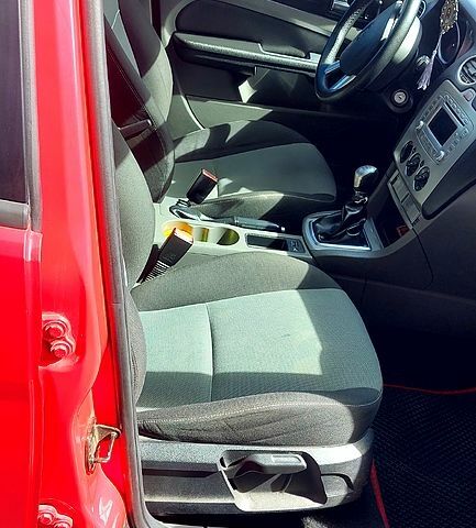 Красный Форд Фокус, объемом двигателя 1.6 л и пробегом 295 тыс. км за 5999 $, фото 2 на Automoto.ua