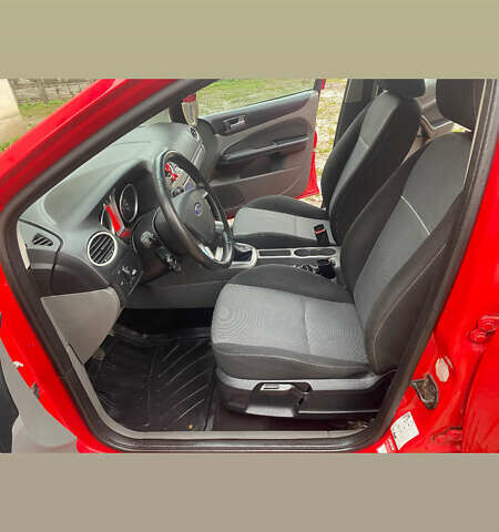 Красный Форд Фокус, объемом двигателя 1.6 л и пробегом 327 тыс. км за 5200 $, фото 2 на Automoto.ua