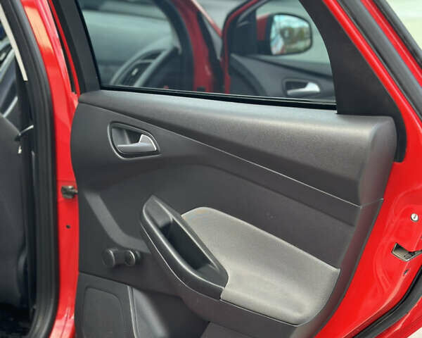 Красный Форд Фокус, объемом двигателя 1.6 л и пробегом 256 тыс. км за 6400 $, фото 14 на Automoto.ua