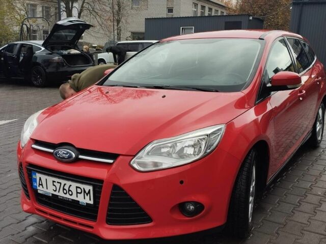 Красный Форд Фокус, объемом двигателя 1.6 л и пробегом 280 тыс. км за 8300 $, фото 1 на Automoto.ua