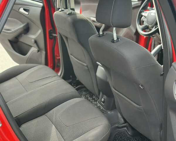 Красный Форд Фокус, объемом двигателя 1.6 л и пробегом 256 тыс. км за 6400 $, фото 13 на Automoto.ua