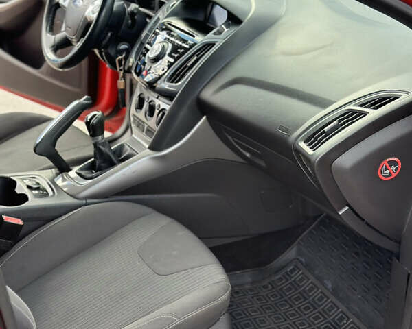 Красный Форд Фокус, объемом двигателя 1.6 л и пробегом 256 тыс. км за 6400 $, фото 15 на Automoto.ua