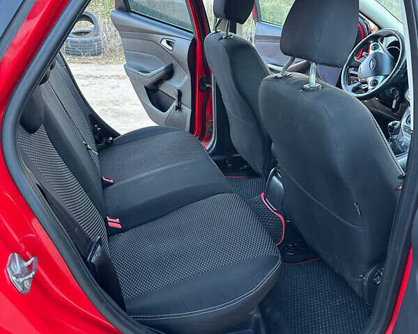 Красный Форд Фокус, объемом двигателя 1.6 л и пробегом 220 тыс. км за 6100 $, фото 5 на Automoto.ua