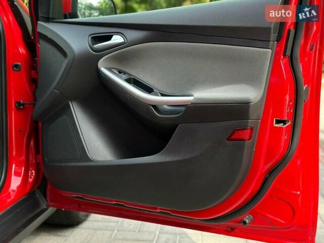 Красный Форд Фокус, объемом двигателя 1.56 л и пробегом 260 тыс. км за 7300 $, фото 2 на Automoto.ua