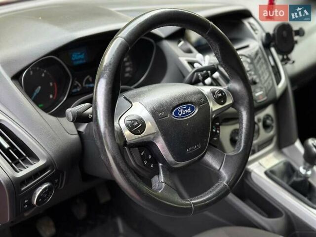 Красный Форд Фокус, объемом двигателя 1.56 л и пробегом 260 тыс. км за 7300 $, фото 4 на Automoto.ua