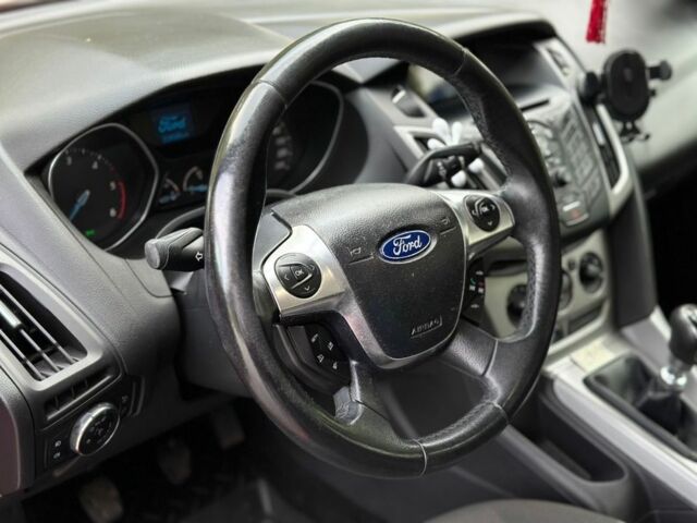 Красный Форд Фокус, объемом двигателя 1.6 л и пробегом 260 тыс. км за 7300 $, фото 4 на Automoto.ua