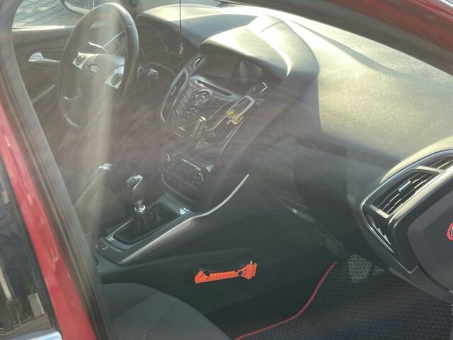 Красный Форд Фокус, объемом двигателя 1.6 л и пробегом 260 тыс. км за 8800 $, фото 7 на Automoto.ua