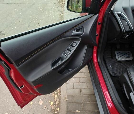 Червоний Форд Фокус, об'ємом двигуна 1.6 л та пробігом 26 тис. км за 13000 $, фото 13 на Automoto.ua