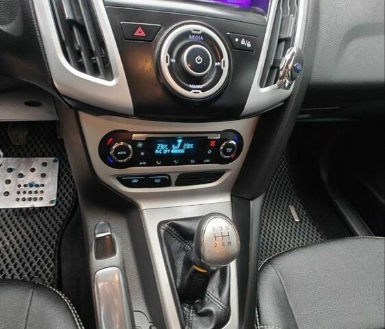 Червоний Форд Фокус, об'ємом двигуна 1.6 л та пробігом 26 тис. км за 13000 $, фото 12 на Automoto.ua