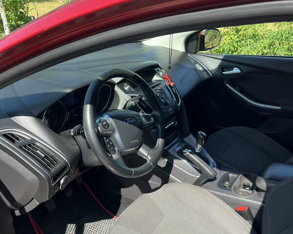 Червоний Форд Фокус, об'ємом двигуна 1.6 л та пробігом 258 тис. км за 9100 $, фото 4 на Automoto.ua