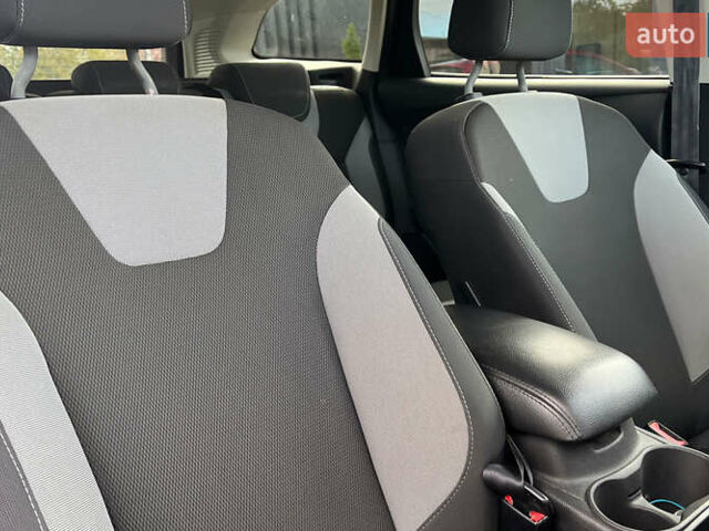 Червоний Форд Фокус, об'ємом двигуна 1.56 л та пробігом 213 тис. км за 7500 $, фото 22 на Automoto.ua