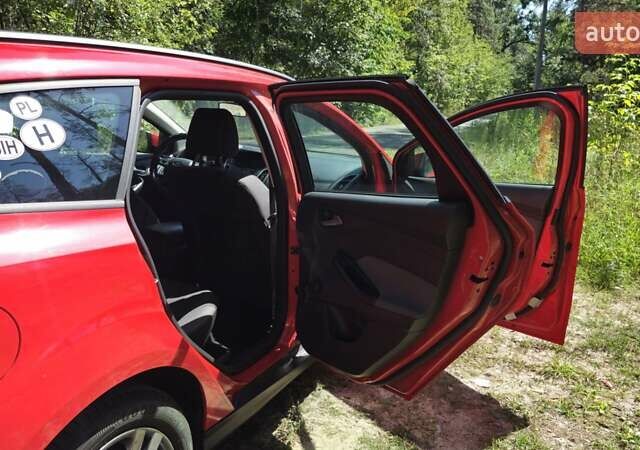 Красный Форд Фокус, объемом двигателя 1.6 л и пробегом 307 тыс. км за 7500 $, фото 3 на Automoto.ua
