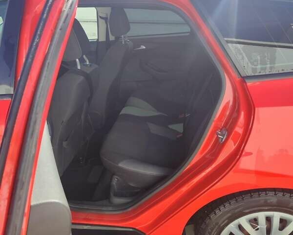 Красный Форд Фокус, объемом двигателя 1.6 л и пробегом 185 тыс. км за 8200 $, фото 3 на Automoto.ua