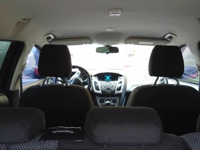 Красный Форд Фокус, объемом двигателя 1 л и пробегом 149 тыс. км за 6200 $, фото 4 на Automoto.ua