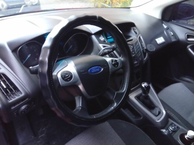 Красный Форд Фокус, объемом двигателя 1 л и пробегом 149 тыс. км за 6200 $, фото 1 на Automoto.ua